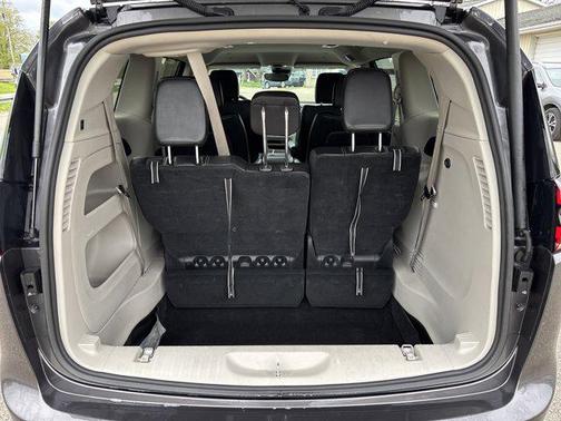 Granite Crystal Metallic Clearcoat 2023 Chrysler Pacifica Touring L