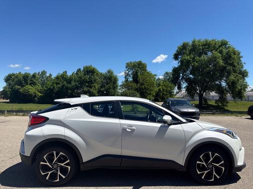 Blizzard Pearl 2019 Toyota C-HR XLE