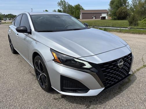 Brilliant Silver Metallic 2024 Nissan Altima SR FWD