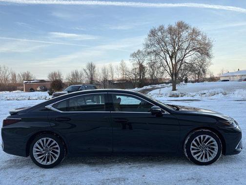 2023 Lexus ES 300h Ultra Luxury