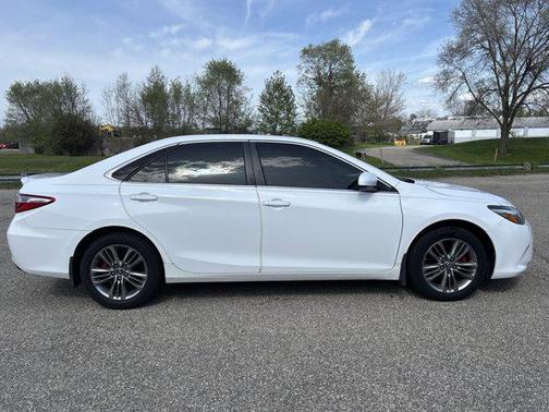 White 2016 Toyota Camry SE