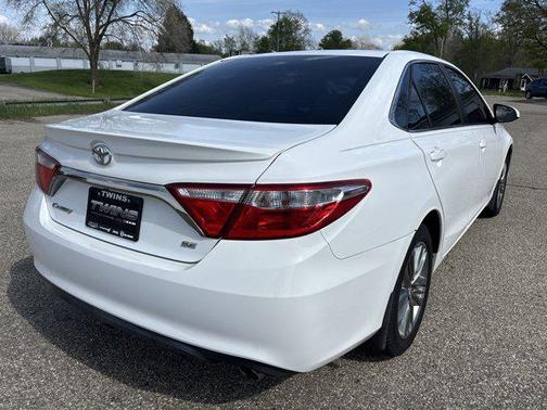 White 2016 Toyota Camry SE