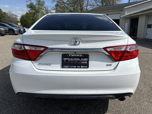 White 2016 Toyota Camry SE