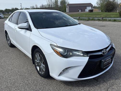White 2016 Toyota Camry SE
