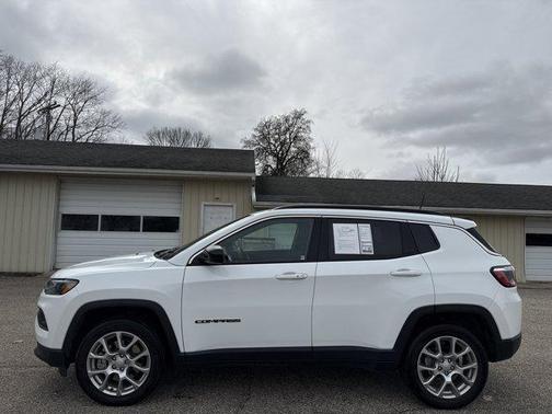 Bright White Clearcoat 2024 Jeep Compass Latitude Lux