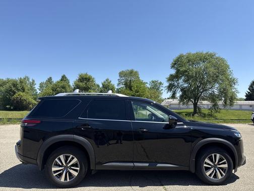 Super Black 2023 Nissan Pathfinder SL 4WD