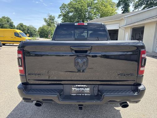 Diamond Black Crystal Pearlcoat 2022 RAM 1500 Sport
