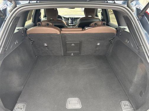 2024 Volvo XC60 B5 Plus Dark Theme