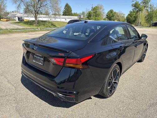 Super Black 2023 Nissan Altima SR FWD