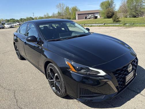 Super Black 2023 Nissan Altima SR FWD