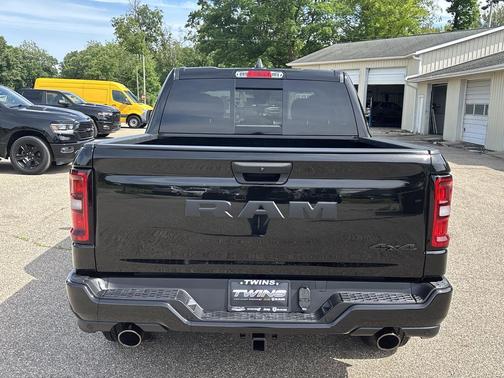 Diamond Black Crystal Pearlcoat 2026 RAM 1500 Express