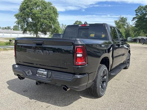 Diamond Black Crystal Pearlcoat 2026 RAM 1500 Express