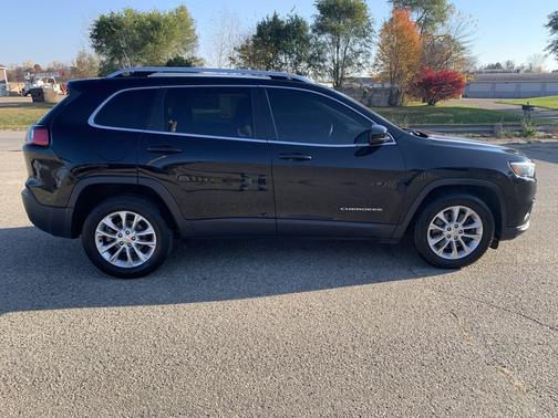 Diamond Black Crystal Pearlcoat 2019 Jeep Cherokee Latitude