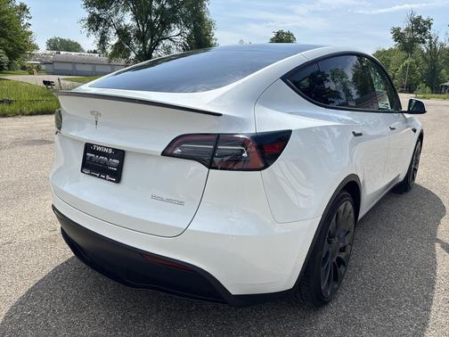Pearl White Multi-Coat 2023 Tesla Model Y Performance Dual Motor All-Wheel Drive