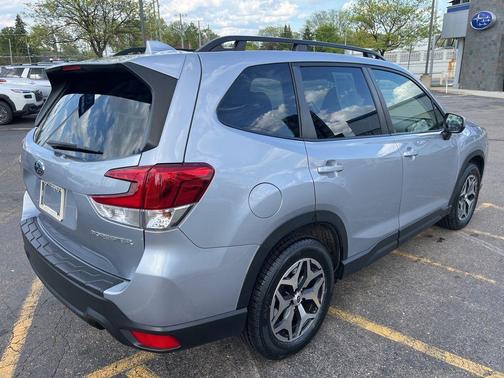 Ice Silver Metallic 2023 Subaru Forester Premium