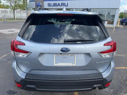 Ice Silver Metallic 2023 Subaru Forester Premium