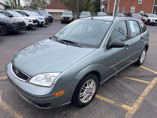 Gray 2006 Ford Focus ZX5