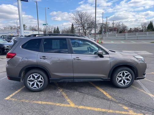 Brilliant Bronze Metallic 2023 Subaru Forester Premium