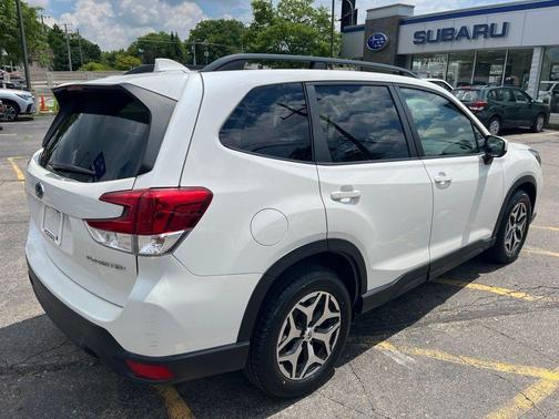 Crystal White Pearl 2019 Subaru Forester Premium