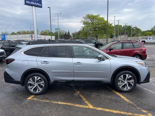 Ice Silver Metallic 2022 Subaru Outback Limited