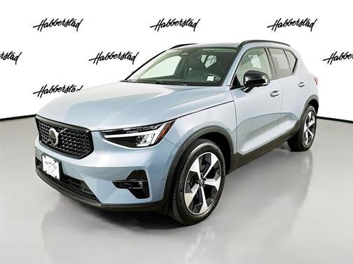 2023 Volvo XC40 B5 Plus Dark Theme