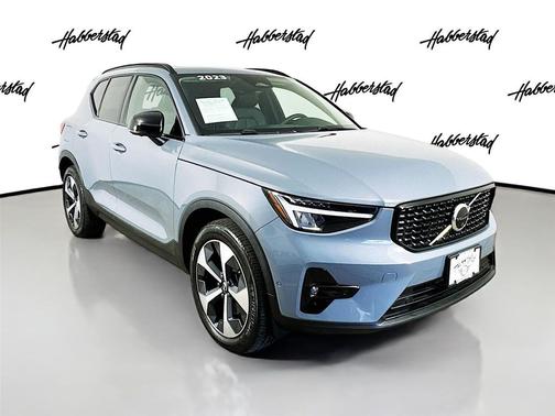 2023 Volvo XC40 B5 Plus Dark Theme