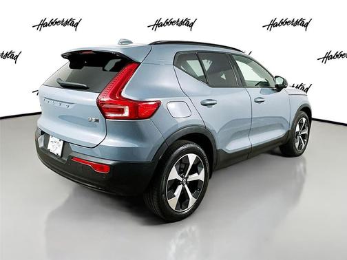 2023 Volvo XC40 B5 Plus Dark Theme