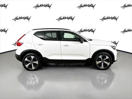2024 Volvo XC40 B5 Plus Dark Theme