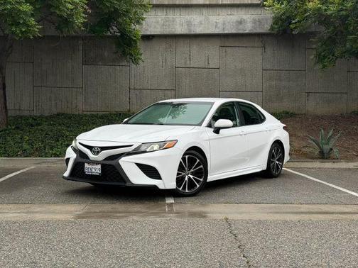 White 2019 Toyota Camry SE