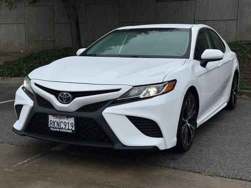 White 2019 Toyota Camry SE
