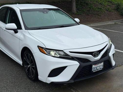 White 2019 Toyota Camry SE
