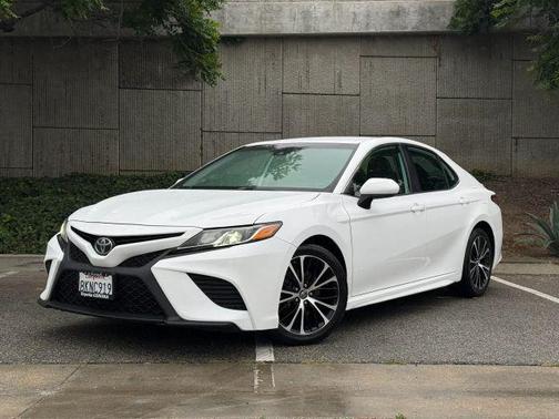 White 2019 Toyota Camry SE