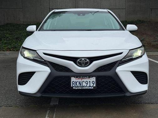 White 2019 Toyota Camry SE
