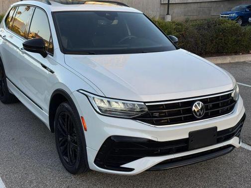 Oryx White Pearl Effect 2022 Volkswagen Tiguan 2.0T SE R-Line Black