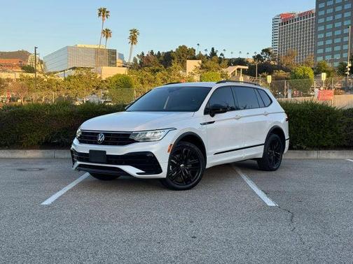 Oryx White Pearl Effect 2022 Volkswagen Tiguan 2.0T SE R-Line Black