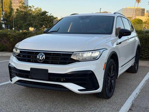Oryx White Pearl Effect 2022 Volkswagen Tiguan 2.0T SE R-Line Black