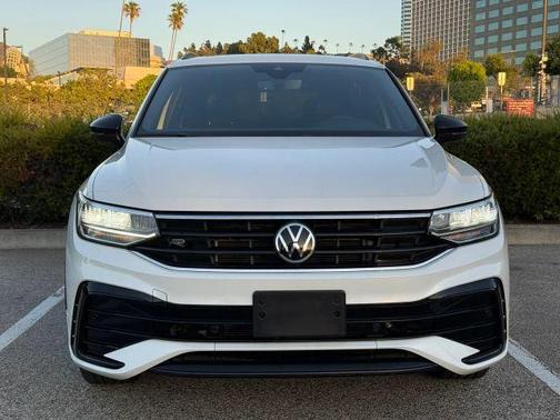 Oryx White Pearl Effect 2022 Volkswagen Tiguan 2.0T SE R-Line Black