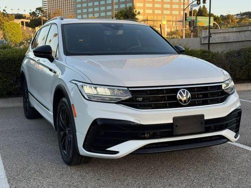 Oryx White Pearl Effect 2022 Volkswagen Tiguan 2.0T SE R-Line Black
