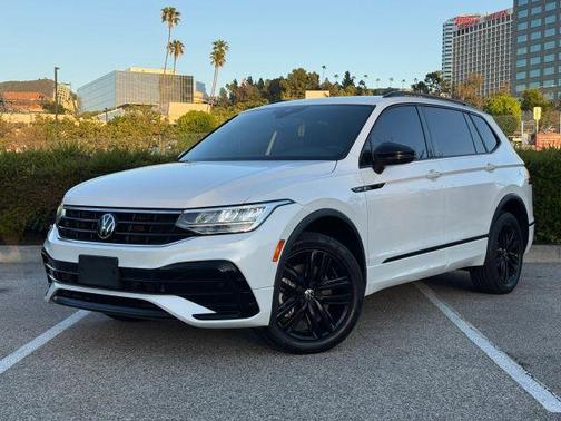 Oryx White Pearl Effect 2022 Volkswagen Tiguan 2.0T SE R-Line Black