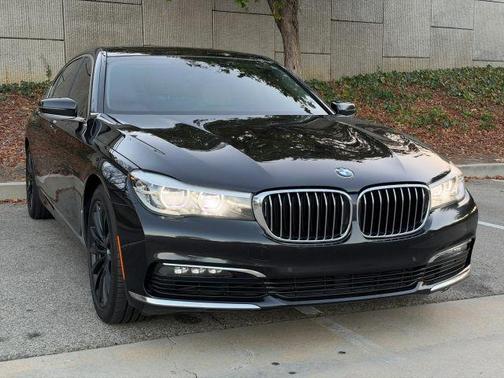 Black 2018 BMW 740 i