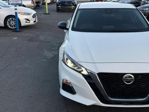 White 2021 Nissan Altima 2.5 SR