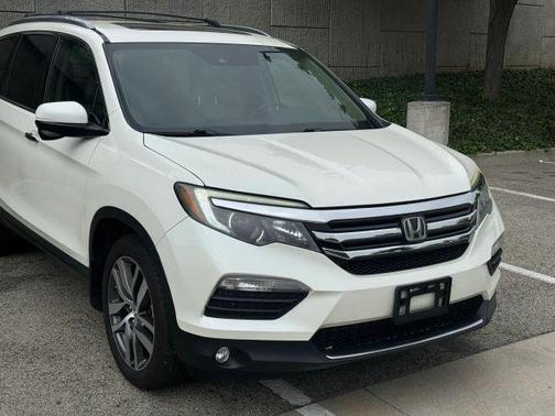 White 2017 Honda Pilot Touring