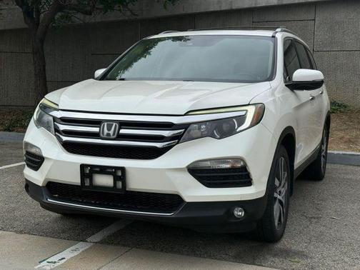 White 2017 Honda Pilot Touring