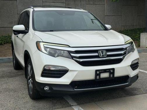 White 2017 Honda Pilot Touring