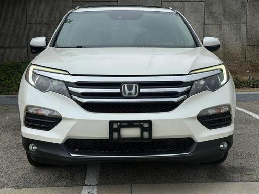 White 2017 Honda Pilot Touring