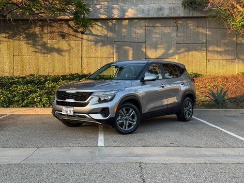 Gray 2022 Kia Seltos LX