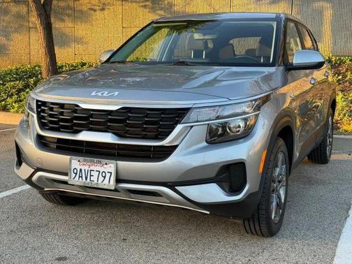 Gray 2022 Kia Seltos LX