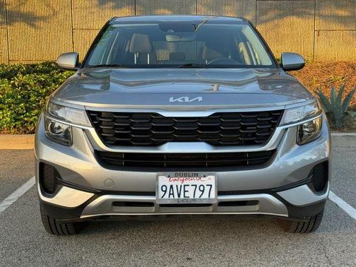 Gray 2022 Kia Seltos LX