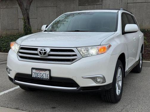 White 2011 Toyota Highlander SE