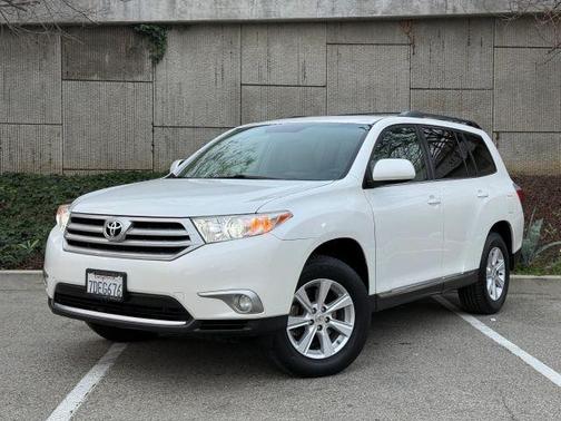 White 2011 Toyota Highlander SE
